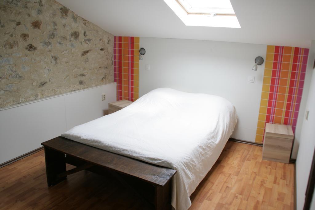 Le Petit Mas D'Ile Bed and Breakfast Saint-Germain-de-Confolens Habitación foto