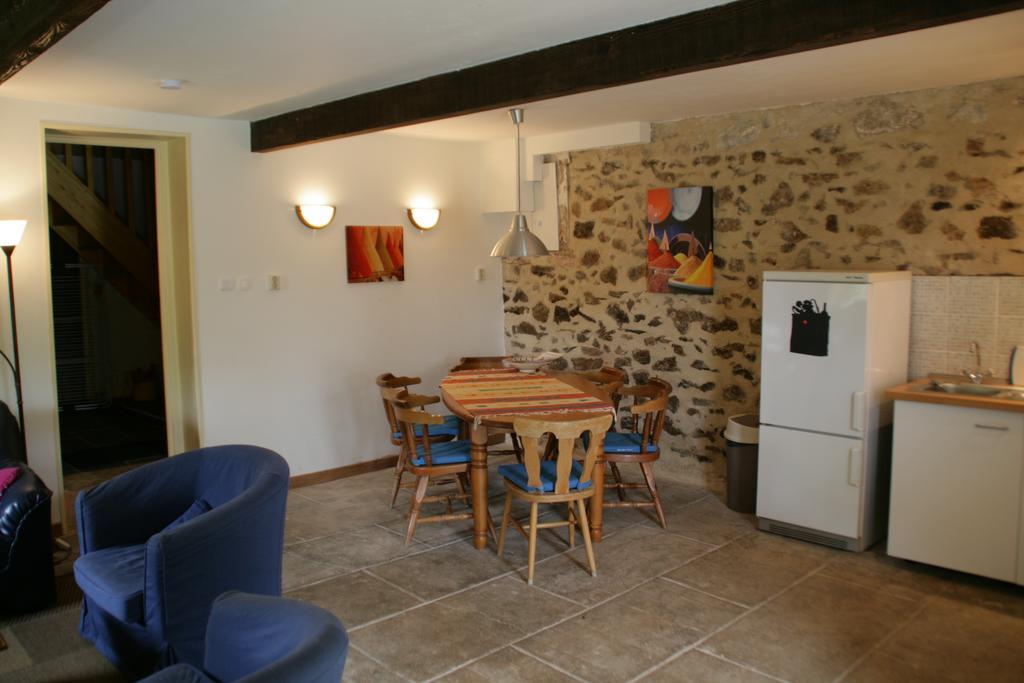Le Petit Mas D'Ile Bed and Breakfast Saint-Germain-de-Confolens Habitación foto