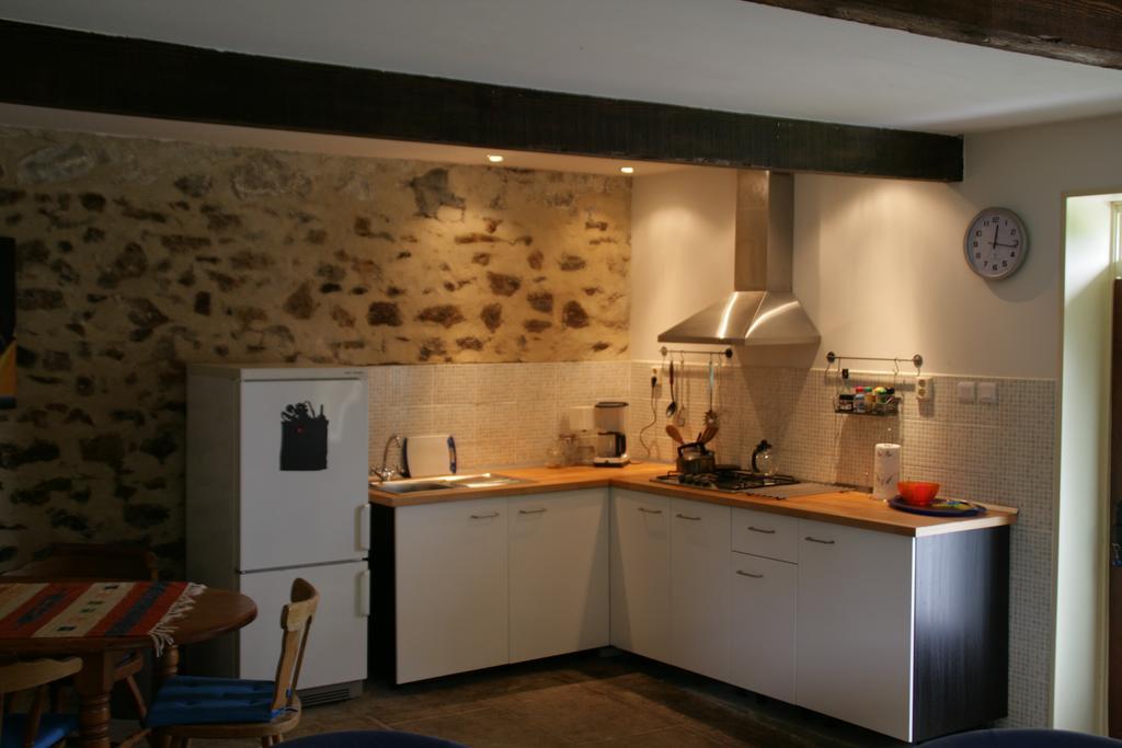 Le Petit Mas D'Ile Bed and Breakfast Saint-Germain-de-Confolens Habitación foto