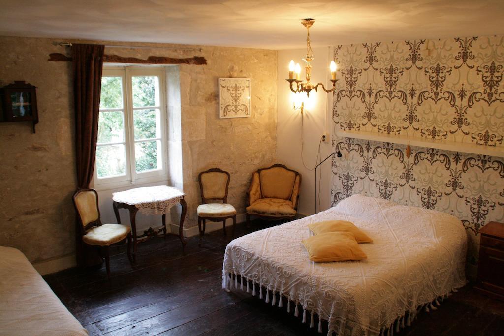 Le Petit Mas D'Ile Bed and Breakfast Saint-Germain-de-Confolens Habitación foto