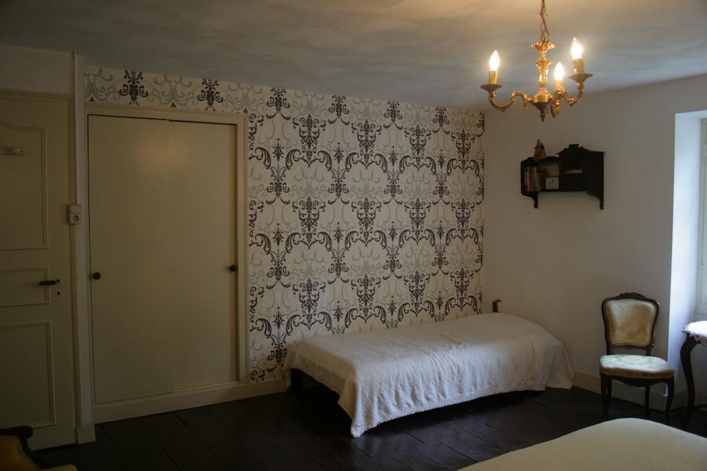 Le Petit Mas D'Ile Bed and Breakfast Saint-Germain-de-Confolens Habitación foto